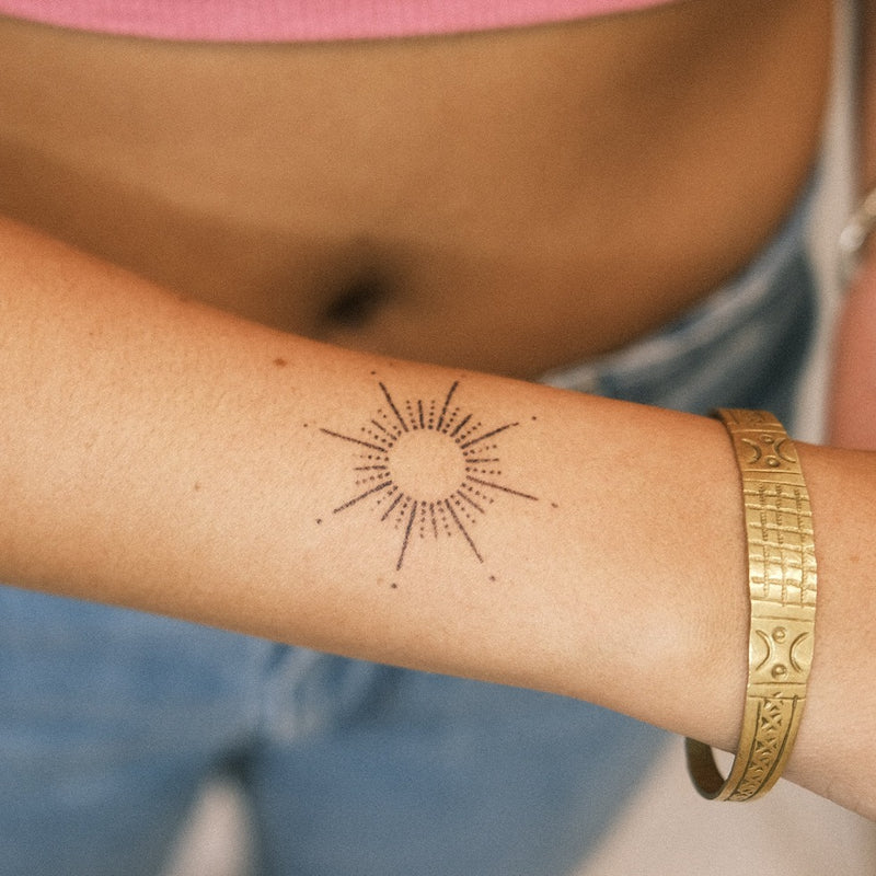 Kunstvolle Sonne Tattoo