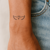 Engelsflügel mit Initialen Tattoo (A-Z)