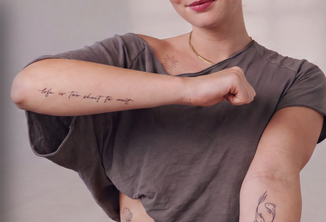 Person mit Inkster Tattoos