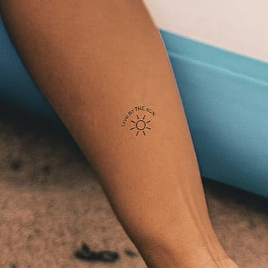 Live by the Sun mit Sonne Tattoo