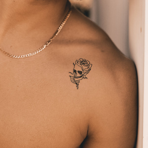 Schädel mit Rose Tattoo