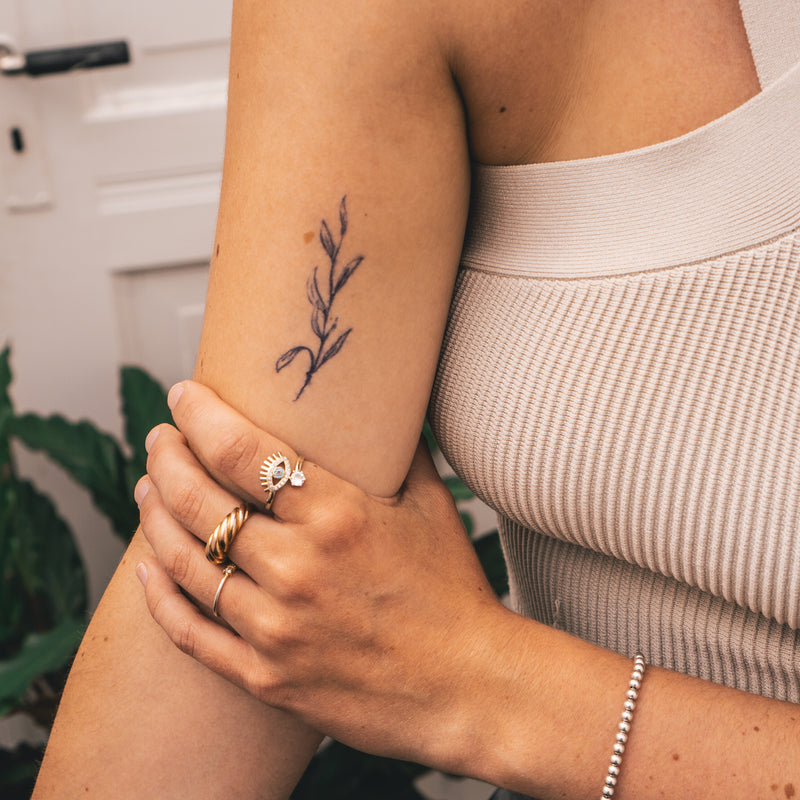 Zweig mit Blättern Tattoo
